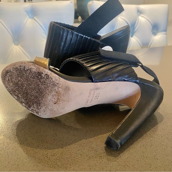 CLUB MONACO ⭐️6 1/2 Cool Looking Heels ! Black pleated Leather with Gold band.♥️ - Picture 11 of 11